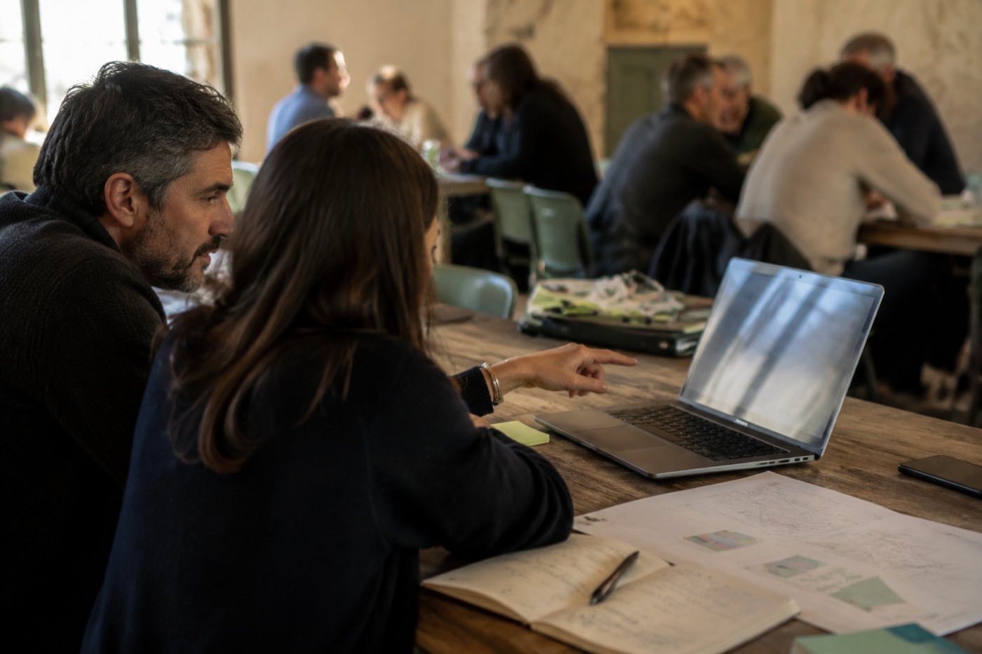 Un laptop fra fogli e appunti a mano: la tecnologia accanto al lavoro delle persone